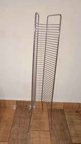 porta-CDs de torre aramado com acabamento cromado - capacidade para 40 CDs - 78x14 cm