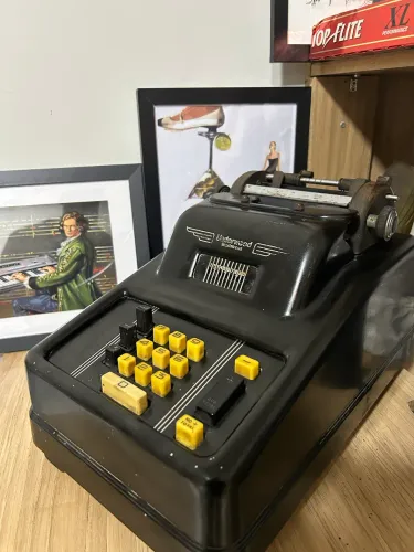 Raríssima máquina de calcular underwood