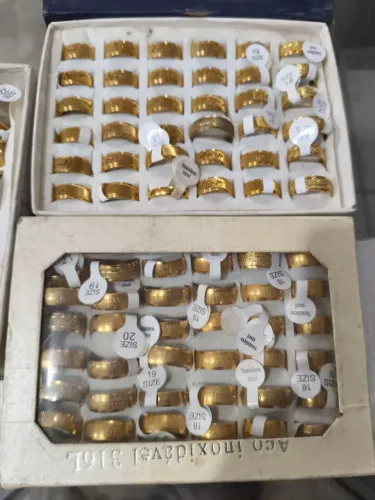 Pequeno pacote de semi joia em aço aço inox sendo aliança vários modelos