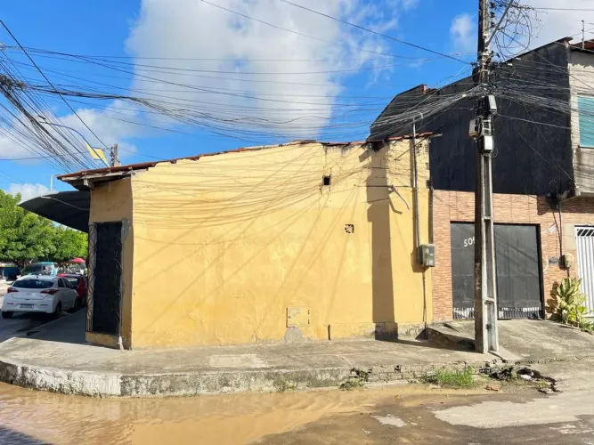 Casa de Esquina à Venda no Jereissati3 Quartos e Excelente Potencial Comercial