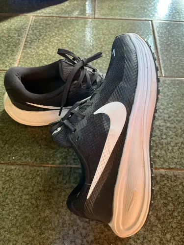 Nike Revolution 8