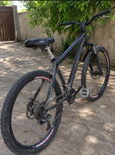 Bike / Quadro de Alumínio / Freio a Disco / Marchas / Bancos e Rodas Fixos com Presilha