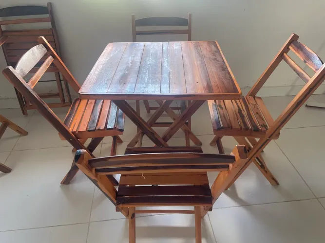 Jogo de mesa com quatro cadeira de madeira