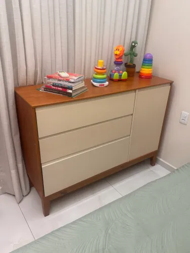 Cômoda moderna em MDF amadeirado e off-white