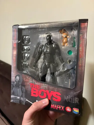 Mafex Noir The Boys (Detalhe na Caixa, porém figura intacta)