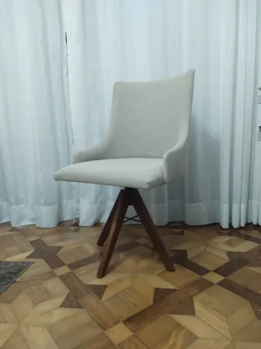 Vendo 1 cadeira giratória estofada com tecido de linho com pés de madeira.
