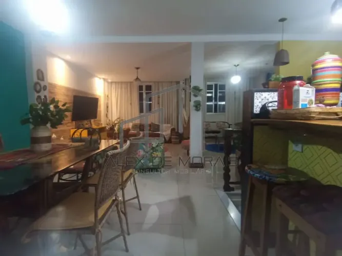 Excelente casa localizada na rua Gama Rosa, recém reformada, próxima ao comercio
