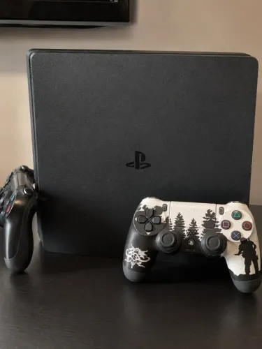 Playstation 4 Slim - 1TB (Dobro de espaço pra baixar seus jogos)