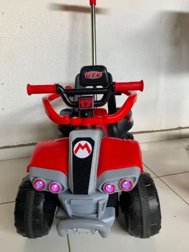 Quadriciclo elétrico infantil com empurrador