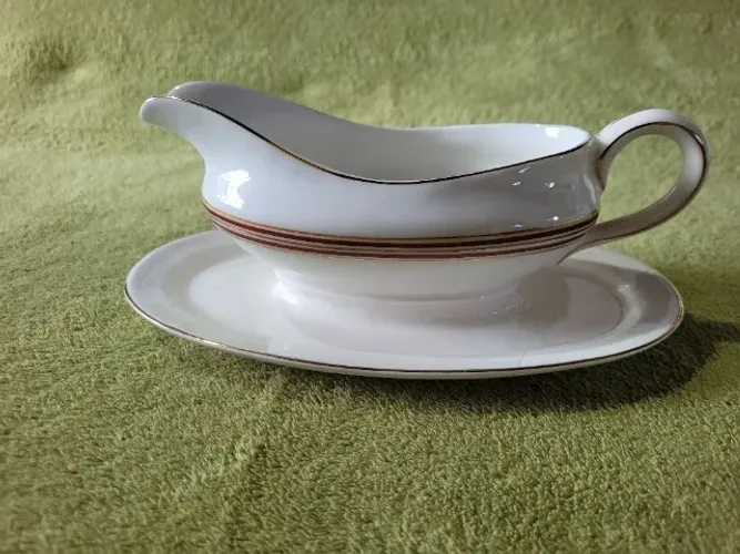 Antiga Molheira de Porcelana Branca com Presentoir Anos 50/60 Porcelanagem Mauá