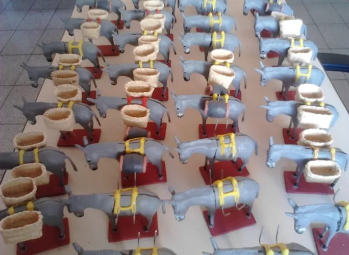 Miniatura de jumento feito de barro
