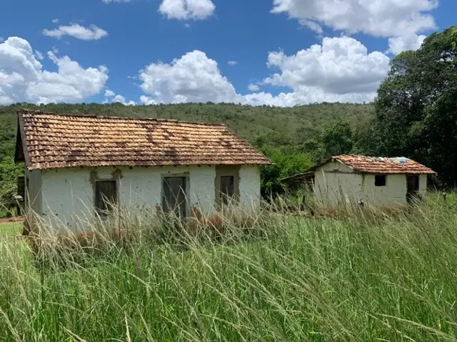 Terreno 4.5 ha, 100% formado em pastagem, agua corrente nos fundos, pomar.