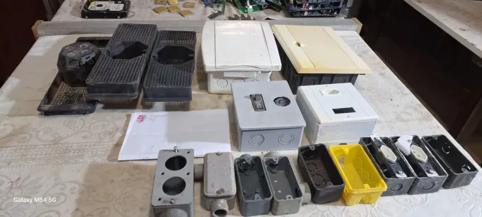 Caixa para fiação elétrica - várias peças ,vendo unidade  peças