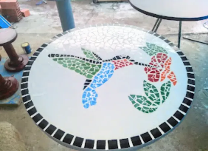 Mesa em mosaicos com 4 banquinhos