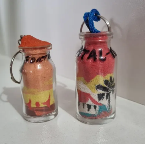 Conjunto de chaveiros de areia colorida na garrafa