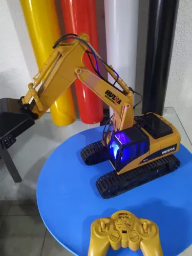 Escavadeira de controle remoto
