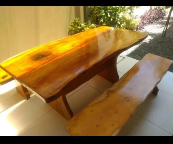 Mesa madeira maciça com bancos 