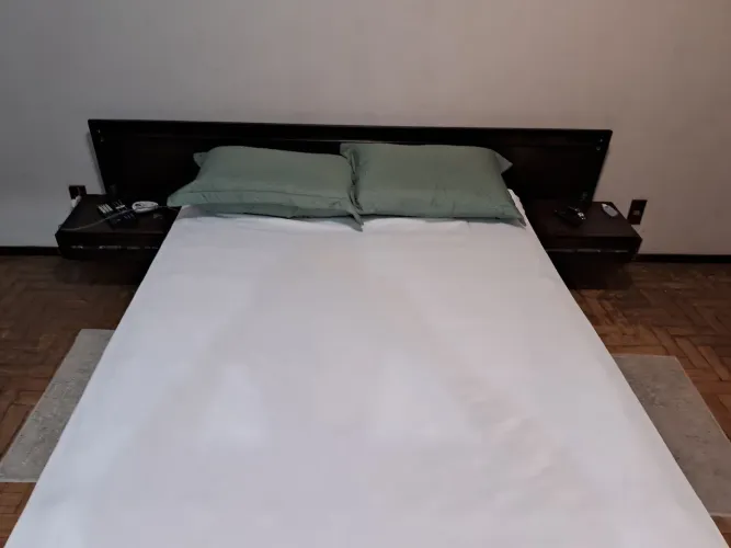 Cama Casal c/Cabeceira em Madeira trabalhada e com Gaveta