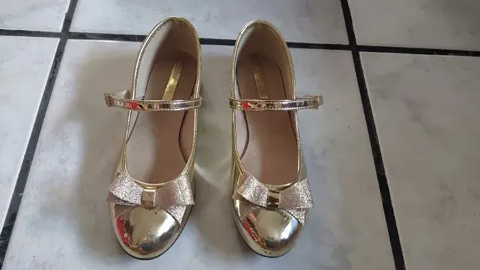 Sapatinha dourada n 33 pra formatura e festa Molekinha