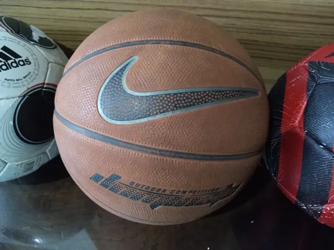 Bola Basket Nike. R$ 20,00.