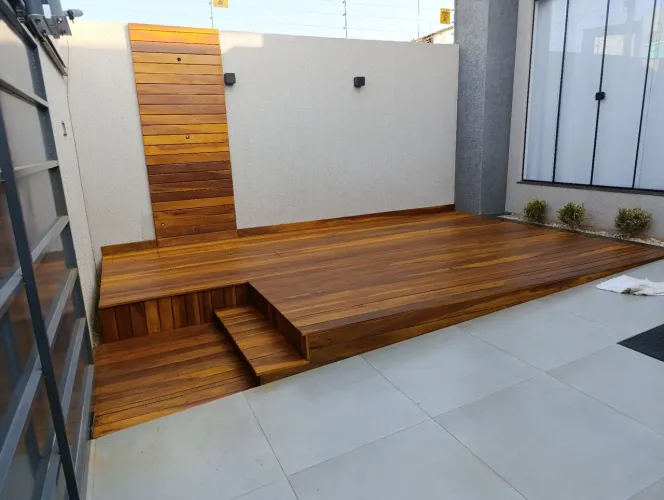 Deck de madeira novo para área externa