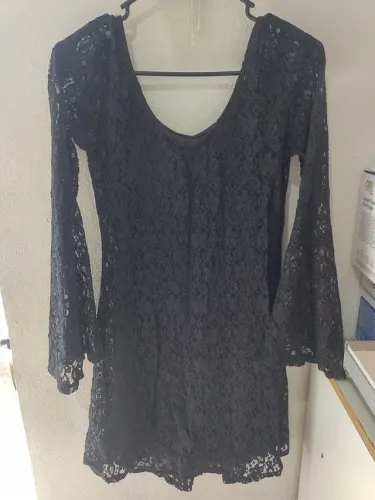 Vestido de renda preto com manga comprida