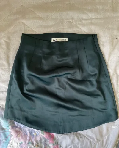 Saia de cetim verde escura Zara