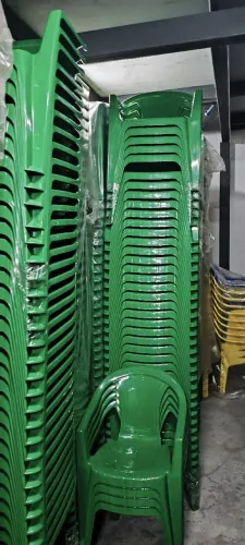 Poltrona plástica cor verde! As mulheres do mercado 