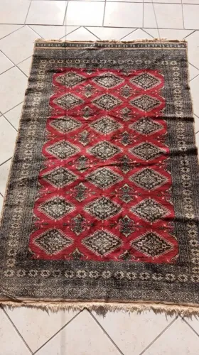 Tapete Persa Vermelho com Design Geométrico