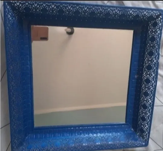 Espelho decorativo azul com moldura trabalhada