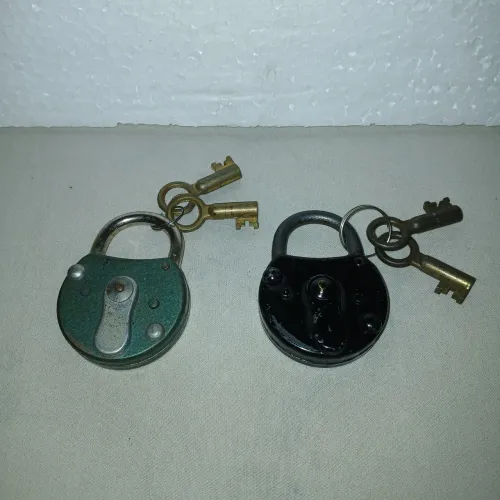 2 cadeados antigos