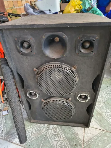 Duas caixas de som