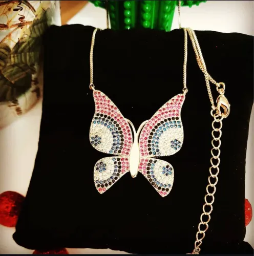 Colar de Borboleta com Pedras Coloridas