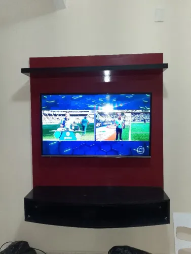 Painel de TV com prateleiras