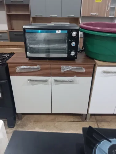 Armário de cozinha com detalhes amadeirado 