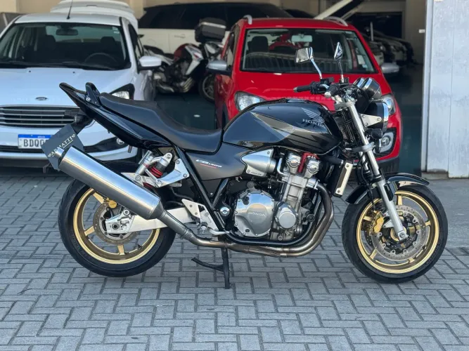  CB1300