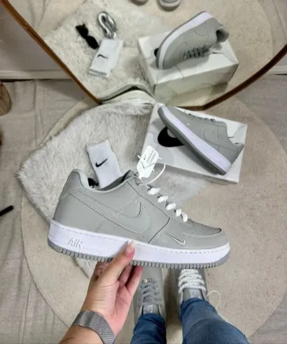 Tênis Nike Air Force - Cinza