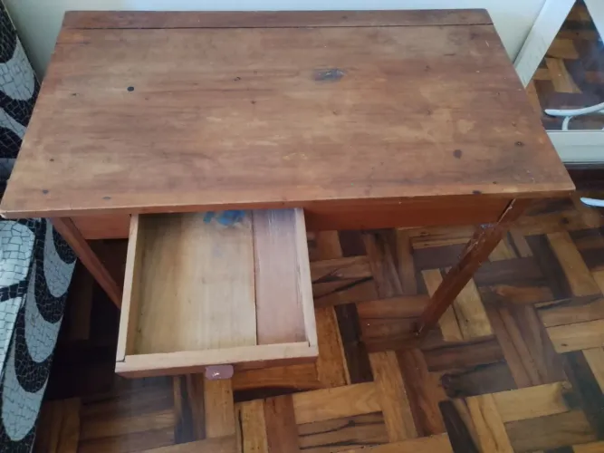 Mesa de madeira com gaveta LER o anúncio