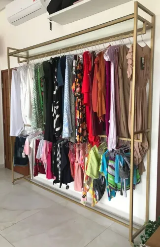 Arara de roupas na cor dourado