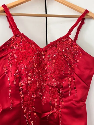 Vestido de Festa Vermelho Bordado