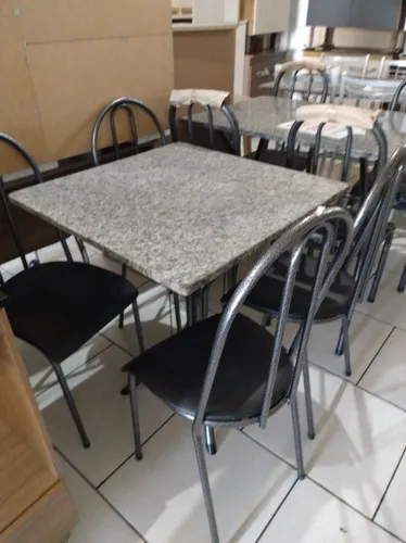Mesa com tampo de granito e cadeiras NOVAS 