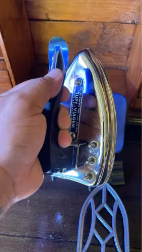 Lindo ferro elétrico Tupy turista antigo 