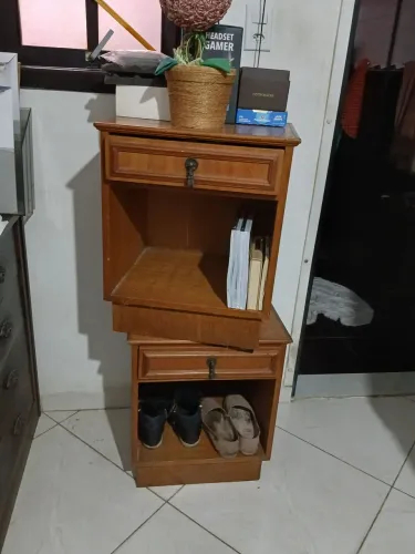 Gaveteiro de madeira com 2 gavetas