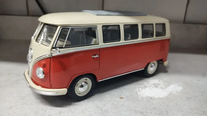 Miniatura Kombi 62 1/18 Welly impecável s/caixa s/base