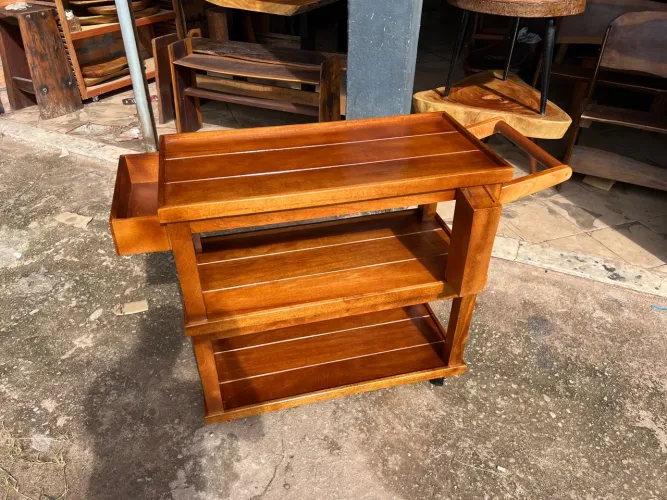 Mesa de apoio em madeira maciça