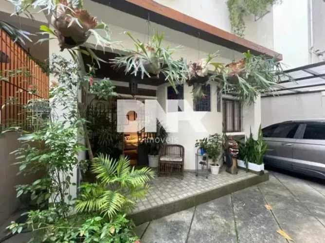 Casa de rua : Triplex / Residencial / Urca