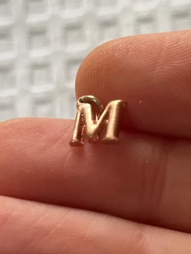pingente letra m