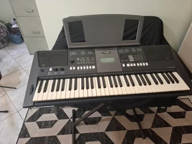 Teclado Yamaha psr E 423