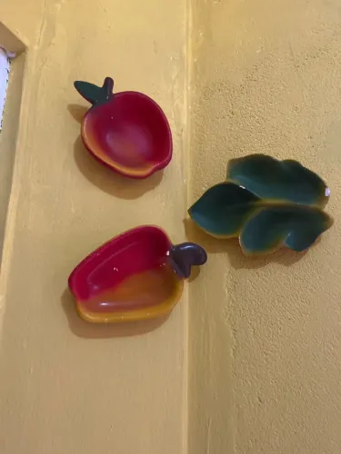 Enfeites de parede em cerâmica de frutas e folhas
