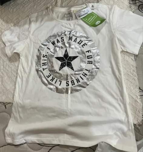 blusa nova com estiqueta branca C&A Marvel PP